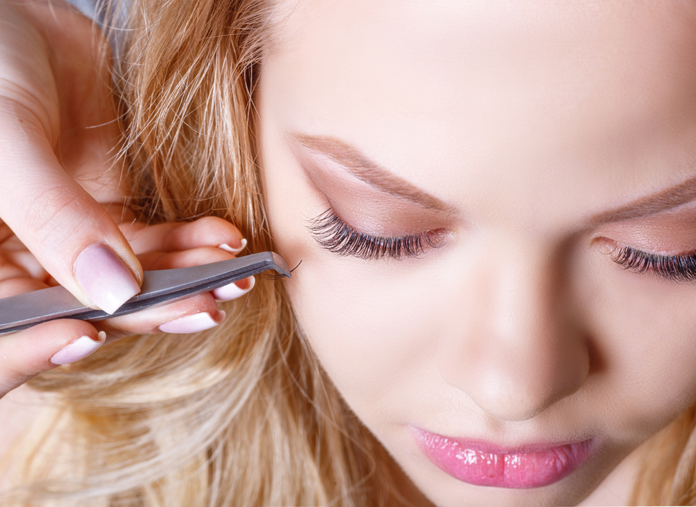 5 Signs You Should Be Using Eyelash Serum